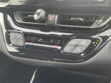 【オートエアコン】車内温度を感知して自動で温度調整をしてくれるのでいつでも快適な車内空間を創り上げます。