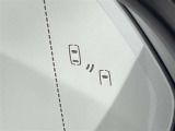 ブラインドスポットモニター(BSM)を装備しています。隣を走る車両が死角に入るとミラー内LEDインジケーターが点灯。さらに、ウィンカーを出すとインジケーターが光って点滅して注意を促してくれます。