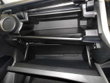 車検証などの収納に便利なグローブボックスです。