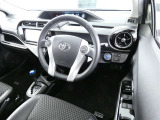 各種操作スイッチなども使いやすく配置されている運転席です。