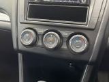 【左右独立型フルオートエアコン】運転席と助手席でそれぞれお好みの温度に設定可能。同乗者にも配慮した、快適な空調をお届け致します。