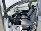 高いホールド性で運転姿勢が安定します。長距離ドライブでも疲れにくいのが魅力です。快適なドライビングライフをお送りください♪