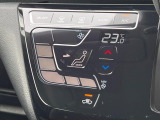 【オートエアコン】一度お好みの温度に設定すれば、車内の温度を検知し風量や温度を自動で調整。暑い&hellip;寒い&hellip;と何度もスイッチ操作をする必要はありません。快適な車内空間には必須の機能ですね♪