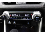 運転席と助手席、それぞれ温度調節ができ、オールシーズン快適なオートエアコンとなっております!