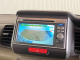 【バックカメラ】リバースにするだけで映ります、後方の安全確認や、狭い駐車場での車庫入れ、雨の日や夜間など視界の悪い時に便利です!安全にバックする為には欠かせない装備です。