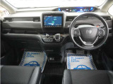 運転にかかわる様々な操作を安全に行えるように視点移動が少なく、操作性に配慮されたスイッチ類が凝縮されたコクピットです。
