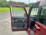 運転席から操作しやすい位置にボタンが設置されています♪