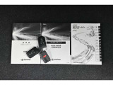 説明書も付いております。お車の操作方法や、トラブル回避方法が記載されているため、意外と役に立ちます。