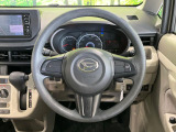 インテリアに合わせたデザインのステアリングは、運転される方のことも考え、運転しやすい形状、大きさです。是非一度、実際に触ってお確かめください。