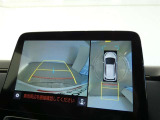 【全周囲モニター】車を上空から見下ろしたような映像をカーナビ画面に映し出し、車庫入れや縦列駐車をサポートしてくれます。