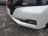 【踏み間違い衝突防止アシスト】前後バンパーに装着されているセンサーで、駐車場での急加速を抑制し、壁や歩行者との衝突回避を支援します。
