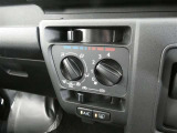 マニュアルエアコン装着です。夏は、快適に、冬でも車内の曇りを取ってくれるので安全です。
