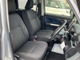 高いホールド性で運転姿勢が安定します。長距離ドライブでも疲れにくいのが魅力です。快適なドライビングライフをお送りください♪