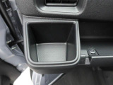 カップホルダーは運転席や助手席からちょうど手の届く位置です!!