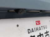 後退時に車両の後ろ側をモニター画面に表示します。車庫入れなどでバックする際に後方確認ができて便利です。車庫入れが苦手な人もこれで安心。