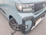 【LEDヘッドライト】悪天候や夜間走行時も良好な視界を確保し安心して運転できる高輝度LEDヘッドライトを装備!点灯速度が早く、消費電力も抑えられています。