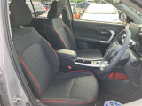 高いホールド性で運転姿勢が安定します。長距離ドライブでも疲れにくいのが魅力です。快適なドライビングライフをお送りください♪