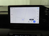 ディスプレイオーディオにナビ機能が設定されています。簡単な操作で行き先を入力することができ、音声で目的地まで案内してくれます。初めて訪れる場所も安心です。