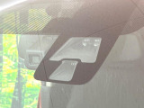 【三菱e-Assist】走行中に前方の車両等を認識し、衝突しそうな時は警報とブレーキで衝突回避と被害軽減をアシスト。より安全にドライブをお楽しみいただけます。