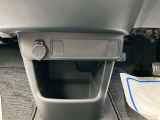 シートを外して室内をすみずみまで洗浄&消臭。ボディやタイヤはもちろん、エンジンルームまで洗浄しています。