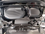 【BMWエンジン】革新的なガソリン・エンジン・テクノロジーによる高性能かつ高効率。レスポンスの良いパワーを発揮。常にスムーズな吸気を実現しアクセル開度にダイレクトに反応しドライビングを楽しく演出。