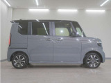 リアには左右スライドドアを採用。狭い駐車場でも開閉しやすく、強風の日でもドアが煽られにくくなっております。小さなお子さまやご年配の方も安心して乗り降りできます。