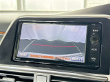 【バックガイドモニター】車両後方の映像をナビ画面に表示し、駐車などの後退操作をサポートします。