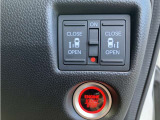 エンジンスタートはボタンを押すだけ!運転席にて両側電動スライドドアの開閉操作が出来ます!便利な機能です!