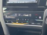 【オートエアコン】一度お好みの温度に設定すれば、車内の温度を検知し風量や温度を自動で調整。暑い&hellip;寒い&hellip;と何度もスイッチ操作をする必要はありません。快適な車内空間には必須の機能ですね♪