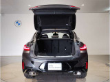 ☆BMWは大きな荷物を積む際、トランクから後席を倒していただくことが可能です。なのでわざわざ後席のドアを開けて後席を倒しに行く必要は御座いません☆