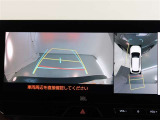 パノラミックビューモニター付きです。車両を上から見たような映像をモニター画面に表示。運転席からの目視では見にくい、車両周辺の状況をリアルタイムでしっかり確認できます。