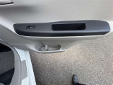 運転席後ろドアのパワーウィンドースイッチとドリンクホルダー