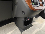 シフトレバーの下あたりに小物入れが付いています。
