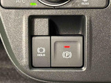 指先だけで簡単に操作が可能な電動パーキングブレーキを採用。「HOLD」スイッチを押すと、渋滞や信号待ちなどでブレーキペダルから足を離しても、ブレーキを保持するので安心です