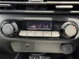 【 オートエアコン 】車内温度を感知して自動で温度調整をしてくれるのでいつでも快適な車内空間を創り上げます。 //