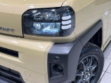 【LEDヘッドライト】悪天候や夜間走行時も良好な視界を確保し安心して運転できる高輝度LEDヘッドライトを装備!点灯速度が早く、消費電力も抑えられています。