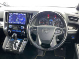 運転席まわりです。 各操作スイッチは使いやすい位置に配置されてます。