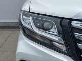 【LEDヘッドライト】悪天候や夜間走行時も良好な視界を確保し安心して運転できる高輝度LEDヘッドライトを装備!点灯速度が早く、消費電力も抑えられています。