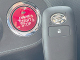【キーフリーシステム】カバンやポケットに入れたままでもドアの施錠・解錠が可能なスマートキーを装備。エンジンのオン・オフ時もカギを取り出す必要が無いからとっても便利です♪