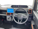 運転席まわりです。 各操作スイッチは使いやすい位置に配置されてます。