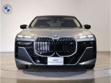 ☆BMWの代名詞とも言える【キドニーグリル】一目見ただけでBMW車であると認識できる確固たるアイコンとして存在感を放ちます☆