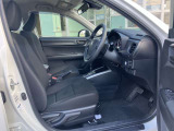 オーソドックスなシート形状で質感が良くリラックスして運転出来ます!