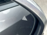 【ブラインドスポットモニター】隣車線を走る車両をレーダーで検知し、ミラーで確認しにくい後側方エリアに存在する車両を検知します。車両を検知するとドアミラーに搭載されたLEDインジケーターが点灯します。