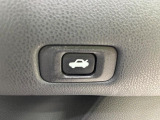 【パワーバックドア】スマートキーや運転席のボタンを押すだけでリアゲートが自動で開閉します!荷物を持っている時や、高い位置にあるバックドアを閉める際に便利な機能です♪