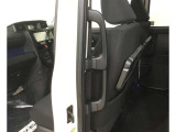 乗り降りの補助になるアシストグリップを装備