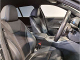 【コックピットシート】BMW車の主役席。車体中央にくる様に配置し車両重心とが一致する事でドライバーと車との一体感あるドライビングを実現。人間工学に基づき形成した形状が長時間のドライブ疲労も軽減します!