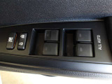 パワーウィンドウスイッチで運転席から全席の窓の開閉ができます。