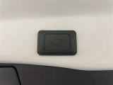 パワーバックドア搭載。また、スマートキーを携帯していれば、キック操作でドアの開閉が可能です。お店でお試しください^^