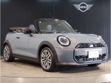 MINIのフロントグリルのデザインはイギリスで生まれた当初から、シルバーのサイドバーが折り重なった伝統的なデザインで御座います。その伝統はBMWのお車になってからでも少しずつ形を変えて守られております