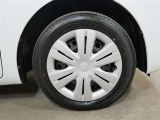 タイヤサイズは155/65R14です。フル樹脂キャップのスティールホイールです。